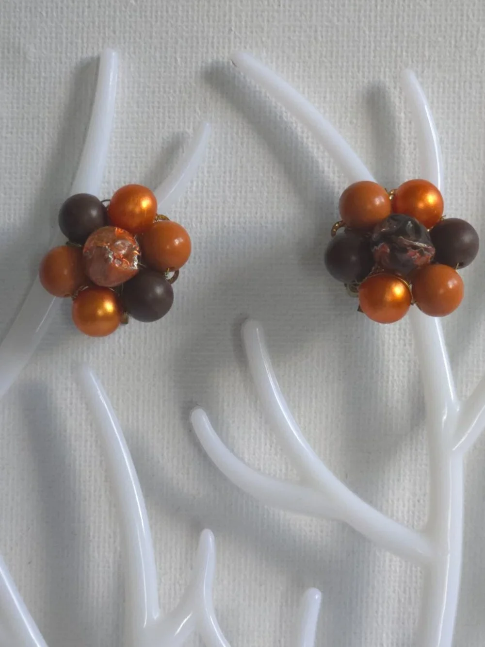 Vintage 1950s Japan Orange Brown Bead Cluster Clip On Earrings Autumn Foil - Picture 9 of 10